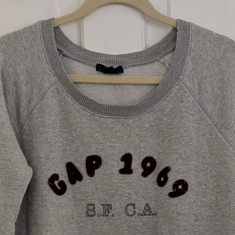 GAP Womens‎ Crew Neck Sweatshirt LARGE Logo Casual Cozy Pullover Gray - Picture 2 of 7